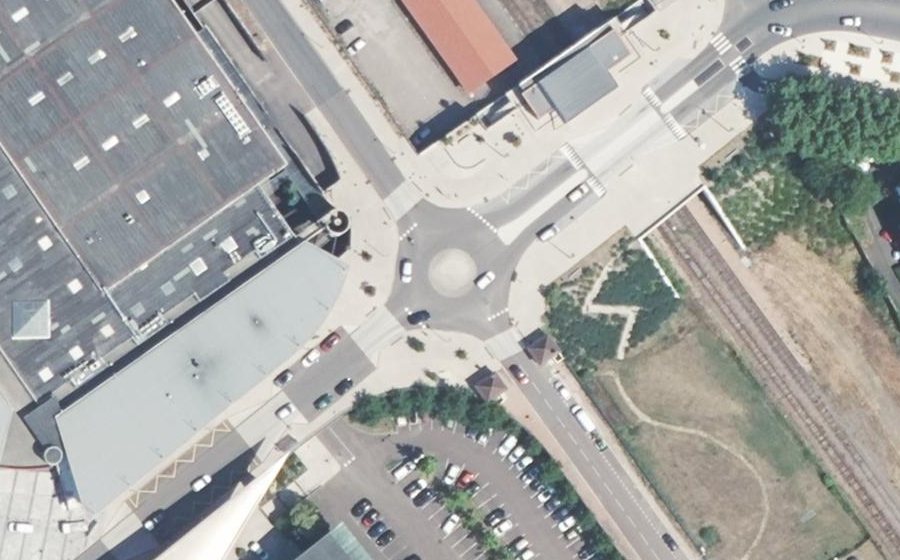 Vue aérienne du Rond-point anonyme n°171995505