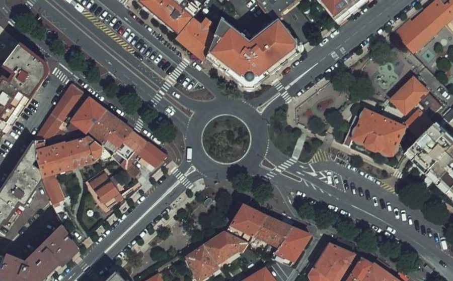 Vue aérienne du Rond-point anonyme n°172033211