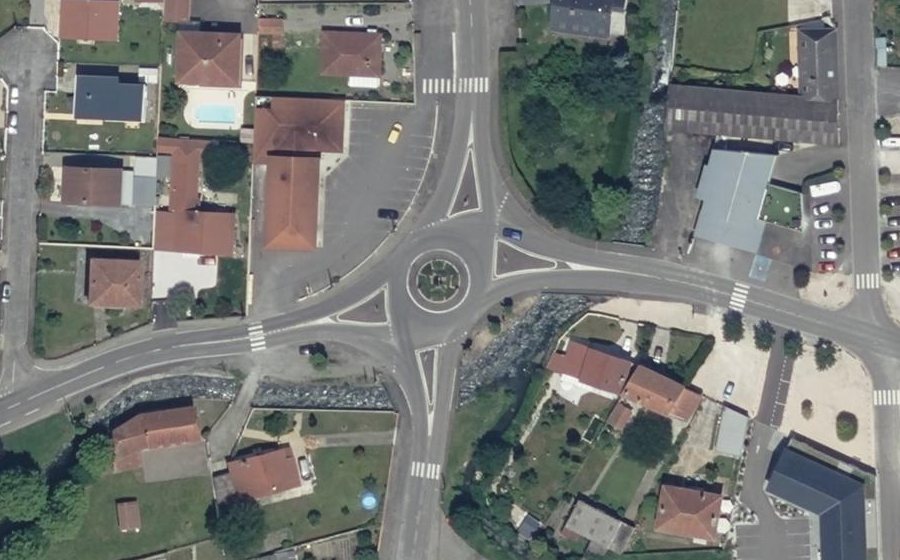 Vue aérienne du Rond-point anonyme n°172036874