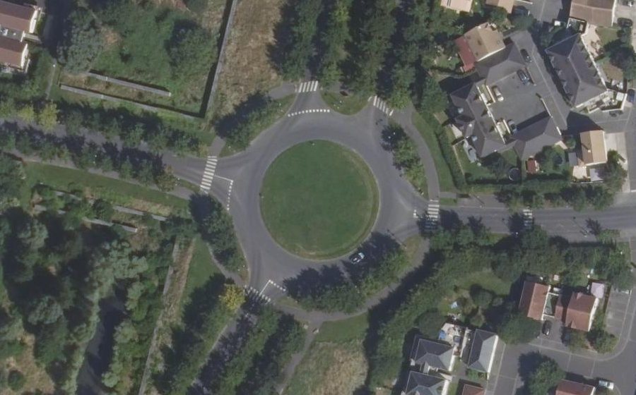 Vue aérienne du Rond-point anonyme n°172051547