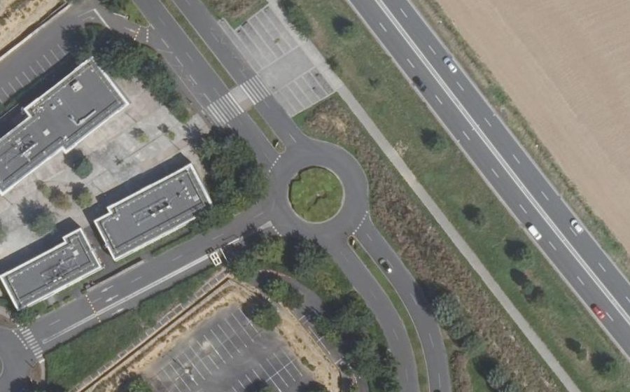 Vue aérienne du Rond-point anonyme n°172053071