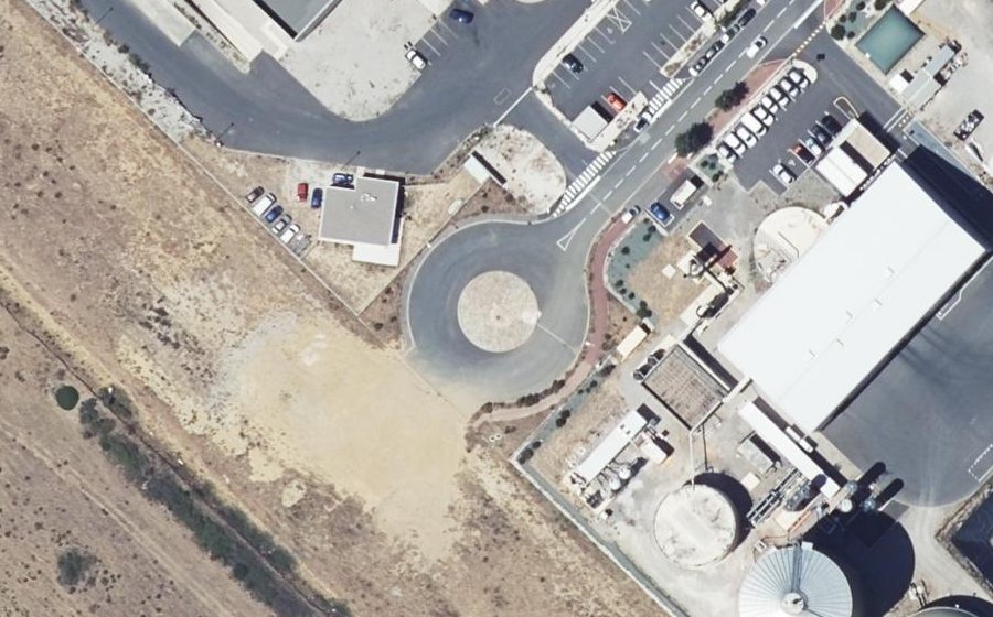 Vue aérienne du Rond-point anonyme n°172053894