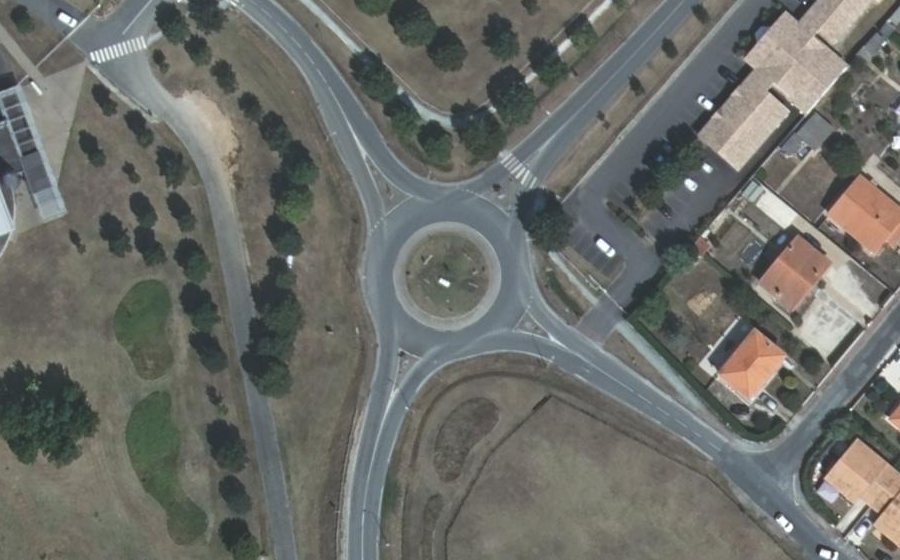 Vue aérienne du Rond-point anonyme n°172082494
