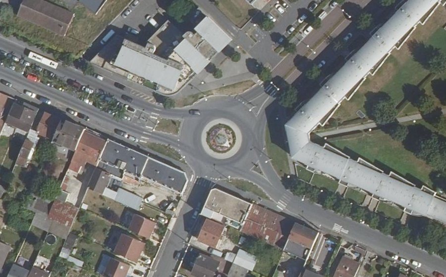 Vue aérienne du Rond-point anonyme n°172112414