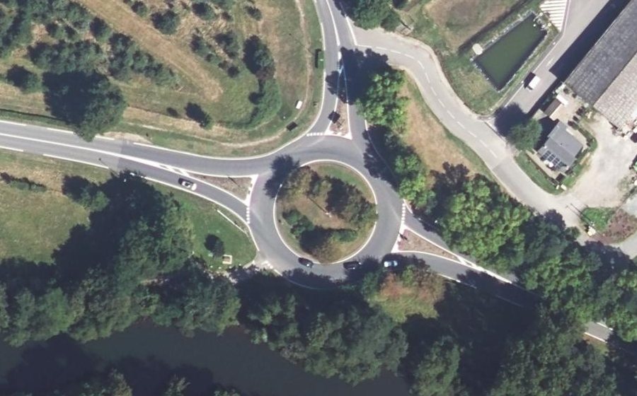 Vue aérienne du Rond-point anonyme n°172123696