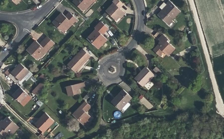 Vue aérienne du Rond-point anonyme n°172148192