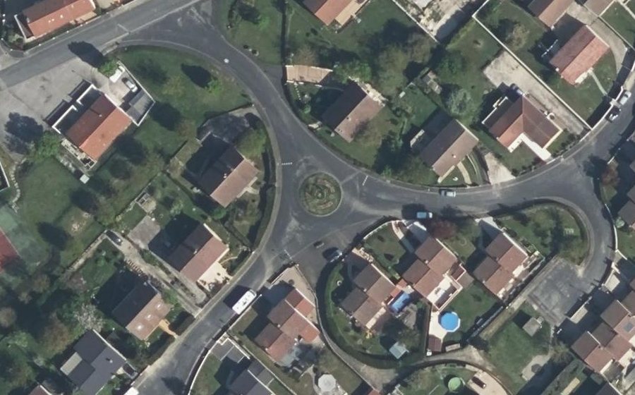 Vue aérienne du Rond-point anonyme n°172148215