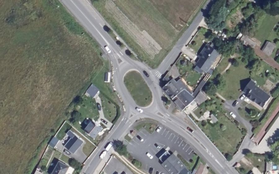Vue aérienne du Rond-point anonyme n°172170254