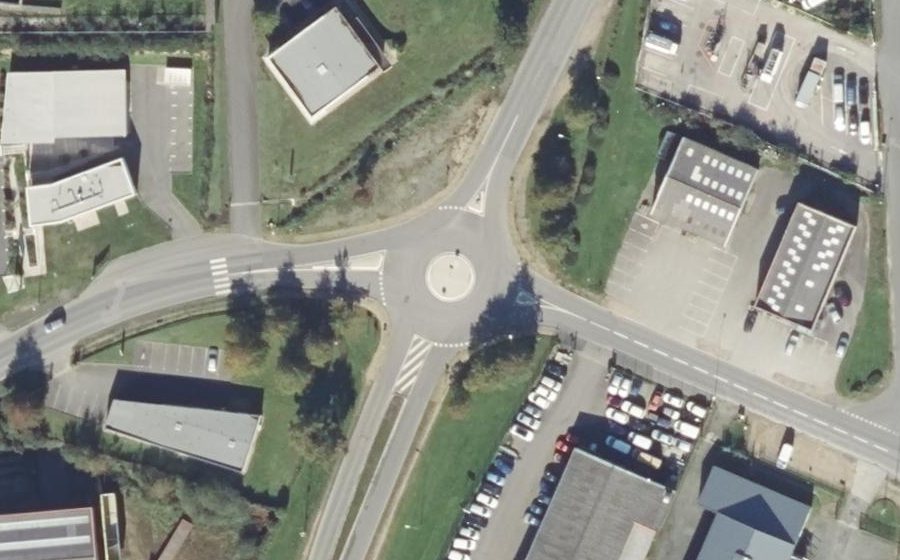 Vue aérienne du Rond-point anonyme n°172179434