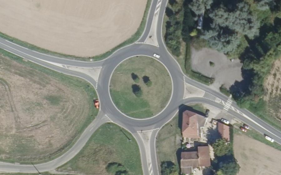 Vue aérienne du Rond-point anonyme n°172181190