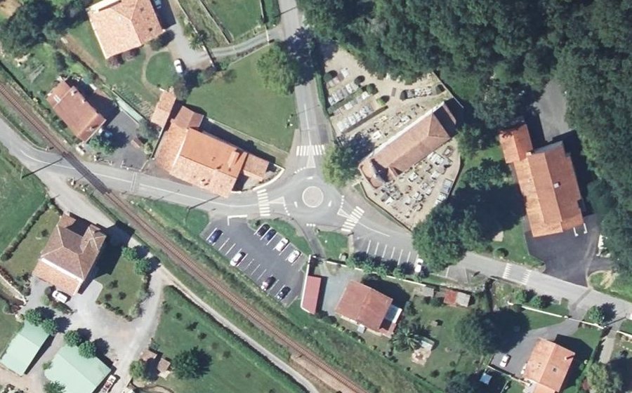 Vue aérienne du Rond-point anonyme n°172182144