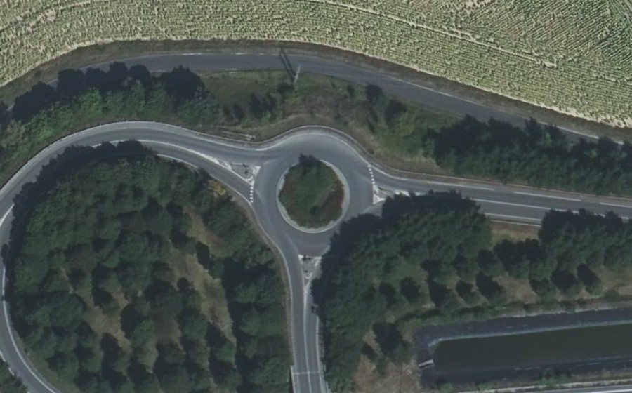 Vue aérienne du Rond-point anonyme n°172198823