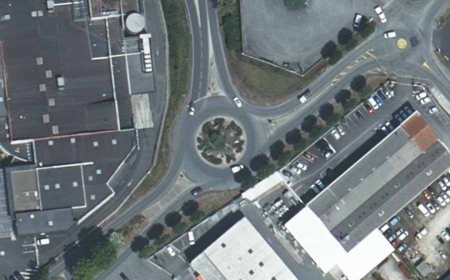 Vue aérienne du Rond-point anonyme n°172198937