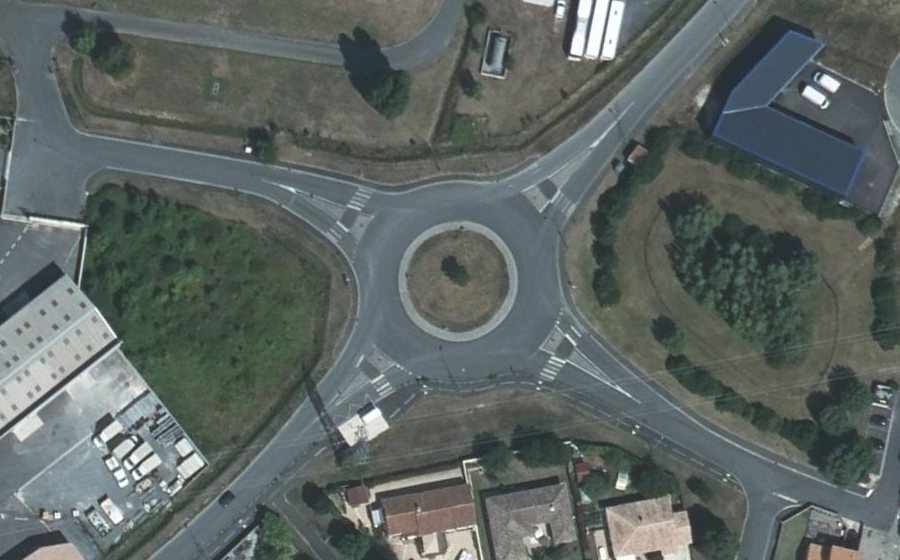 Vue aérienne du Rond-point anonyme n°172198974