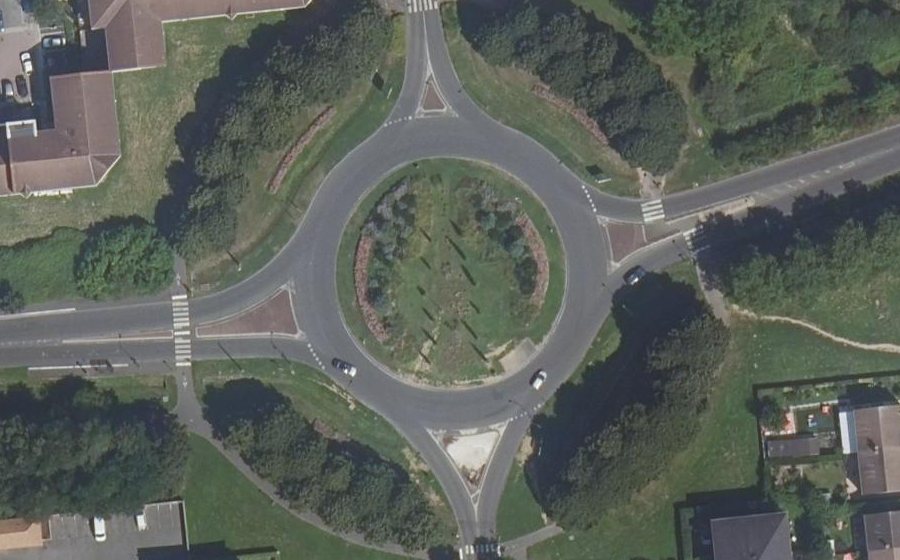 Vue aérienne du Rond-point anonyme n°172211917