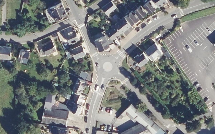 Vue aérienne du Rond-point anonyme n°172229724