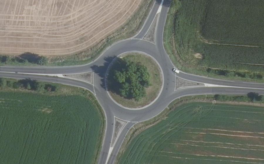 Vue aérienne du Rond-point anonyme n°172252661