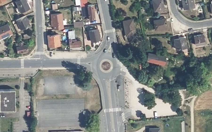 Vue aérienne du Rond-point anonyme n°172264420