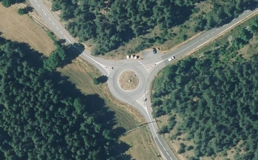 Vue aérienne du Rond-point anonyme n°172269757