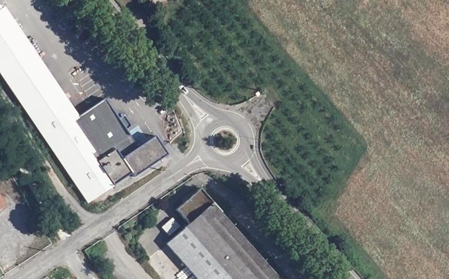 Vue aérienne du Rond-point anonyme n°172275571
