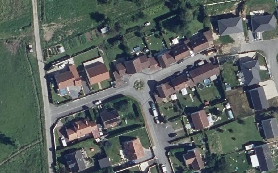 Vue aérienne du Rond-point anonyme n°172277710