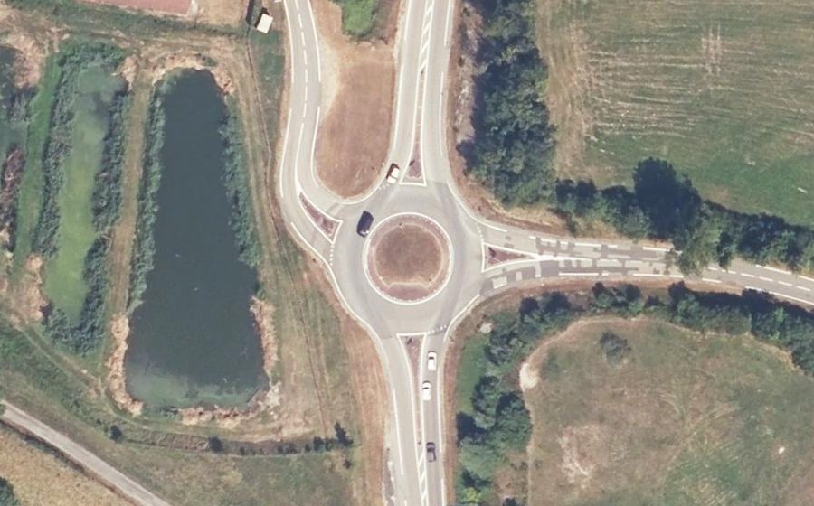 Vue aérienne du Rond-point anonyme n°172278164