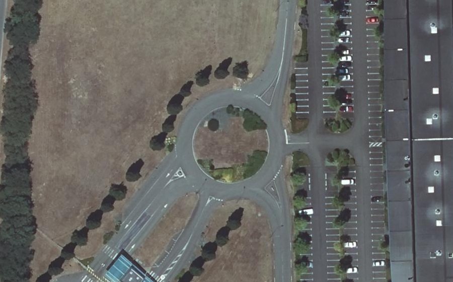 Vue aérienne du Rond-point anonyme n°172282459