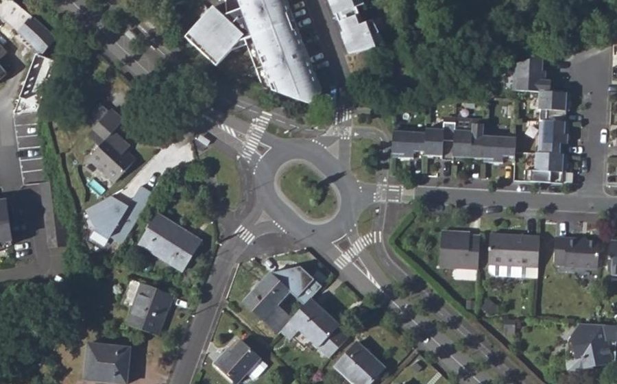Vue aérienne du Rond-point anonyme n°172283839