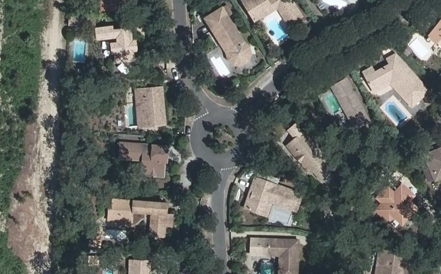 Vue aérienne du Rond-point anonyme n°172290418