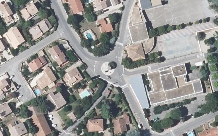Vue aérienne du Rond-point anonyme n°172320733