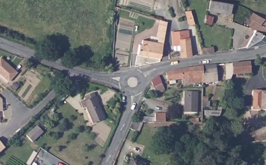 Vue aérienne du Rond-point anonyme n°172338380