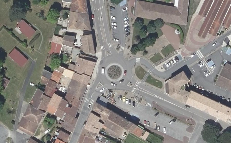 Vue aérienne du Rond-point anonyme n°172339419