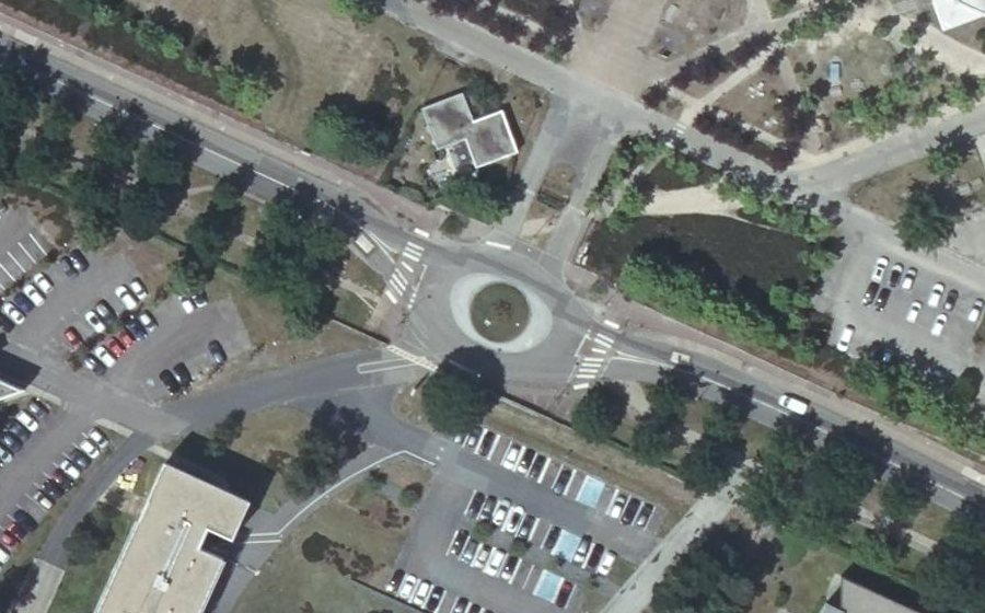 Vue aérienne du Rond-point anonyme n°172341592