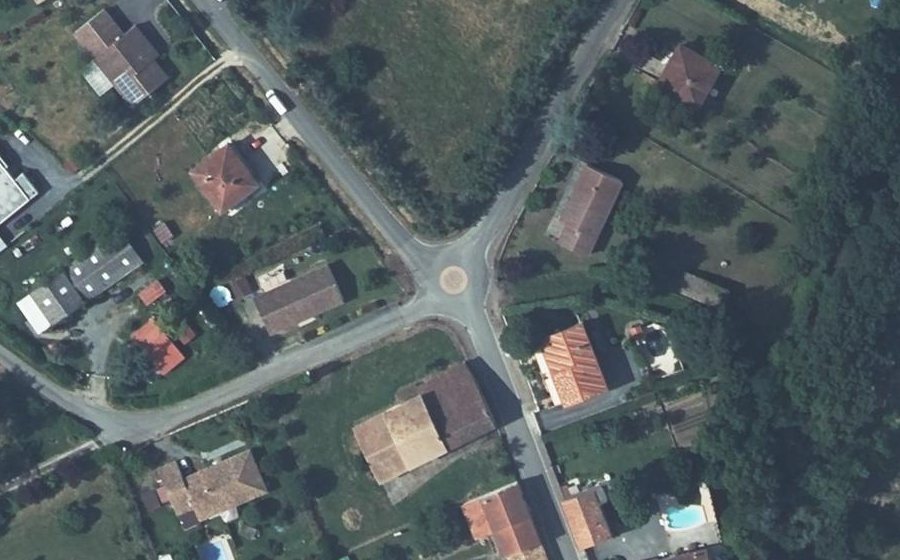 Vue aérienne du Rond-point anonyme n°172347697
