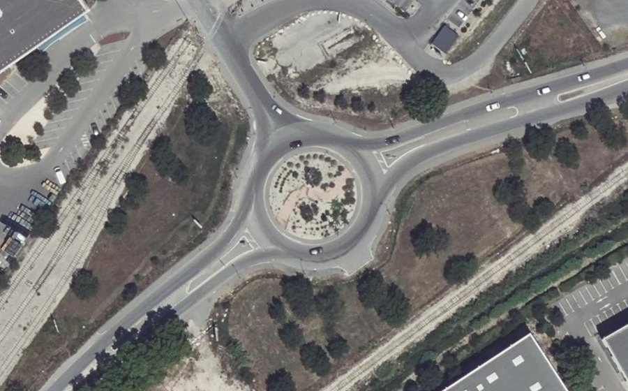 Vue aérienne du Rond-point anonyme n°172348542