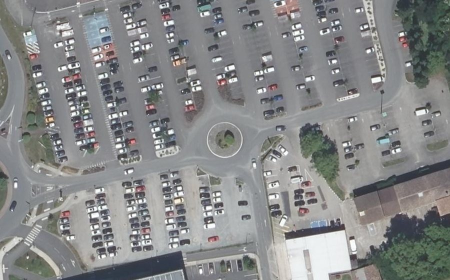 Vue aérienne du Rond-point anonyme n°172359374