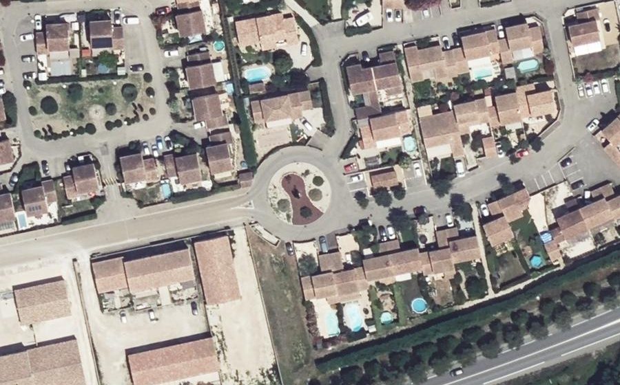 Vue aérienne du Rond-point anonyme n°172379191