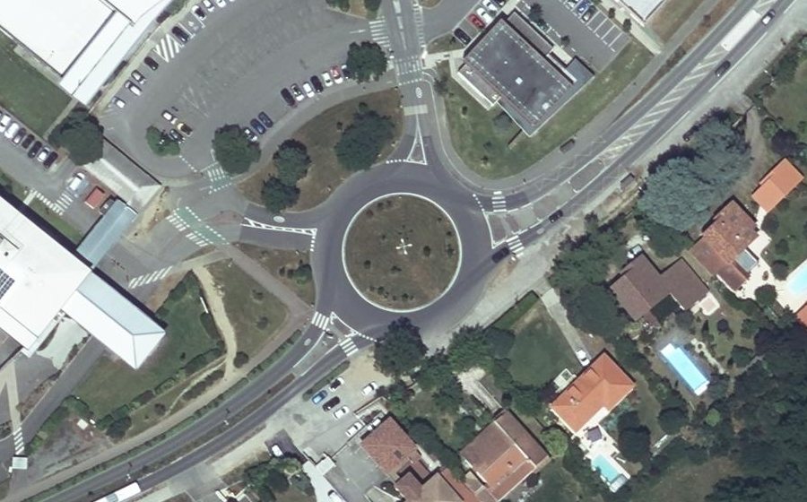 Vue aérienne du Rond-point anonyme n°172380336