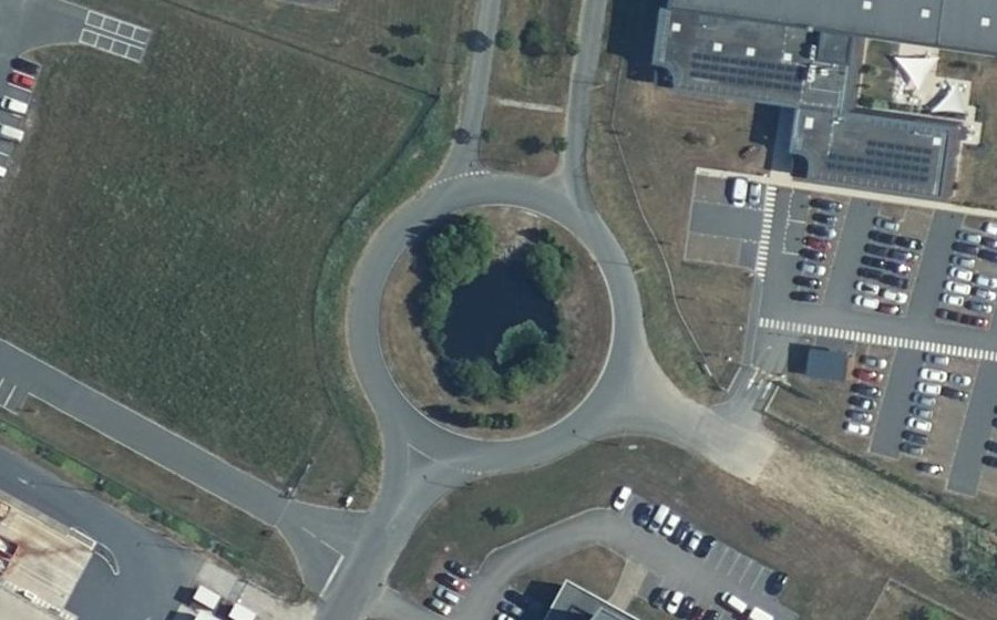Vue aérienne du Rond-point anonyme n°172410863