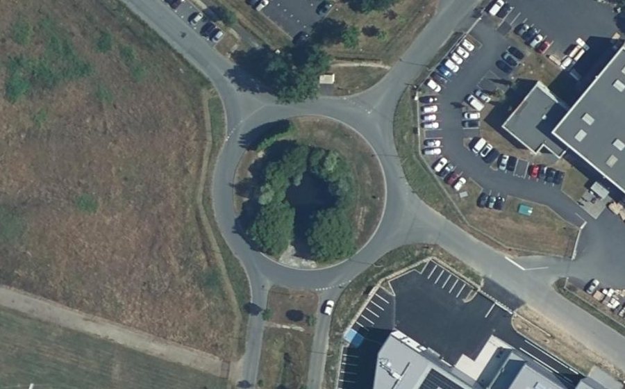 Vue aérienne du Rond-point anonyme n°172410864