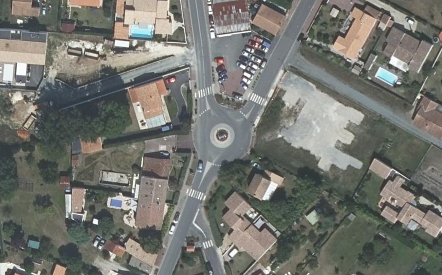 Vue aérienne du Rond-point anonyme n°172411841