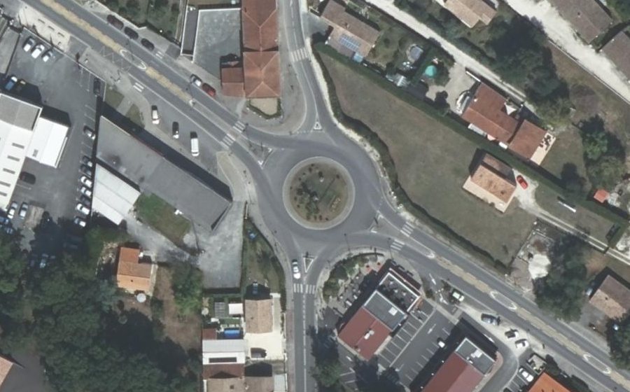 Vue aérienne du Rond-point anonyme n°172412834