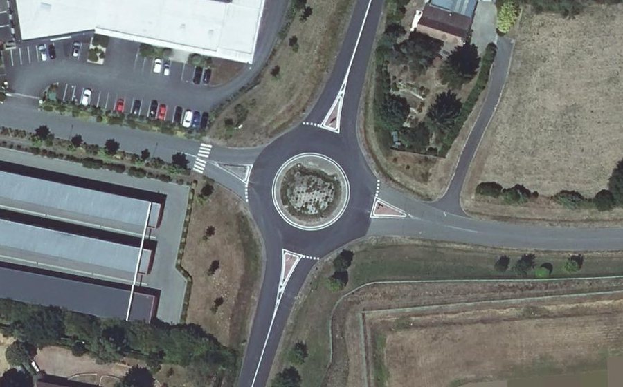 Vue aérienne du Rond-point anonyme n°172416274