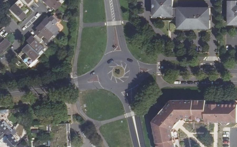 Vue aérienne du Rond-point anonyme n°172428203