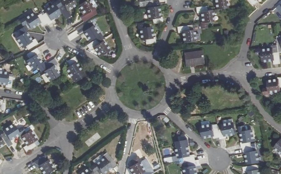 Vue aérienne du Rond-point anonyme n°172428204