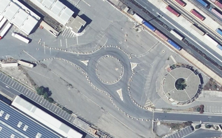 Vue aérienne du Rond-point anonyme n°172428957