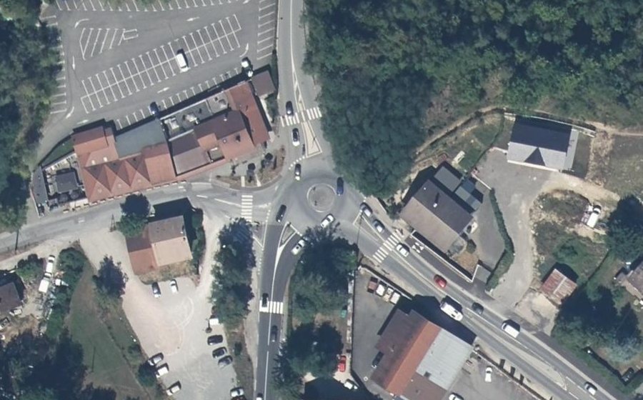 Vue aérienne du Rond-point anonyme n°172436561