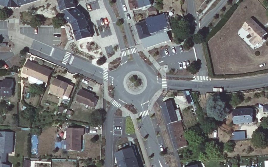 Vue aérienne du Rond-point anonyme n°172438894