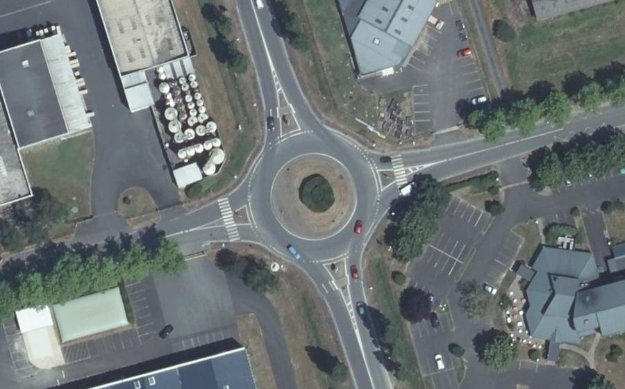 Vue aérienne du Rond-point anonyme n°172560716
