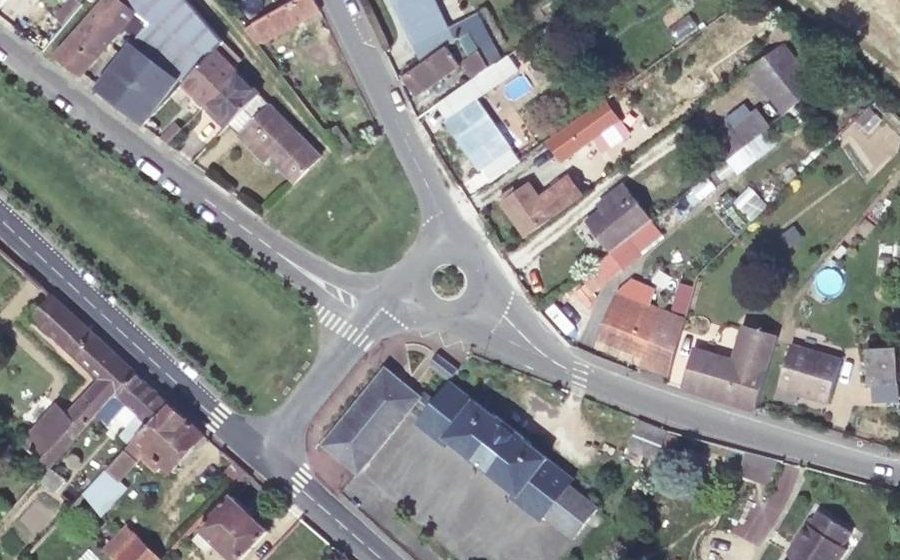 Vue aérienne du Rond-point anonyme n°172567376